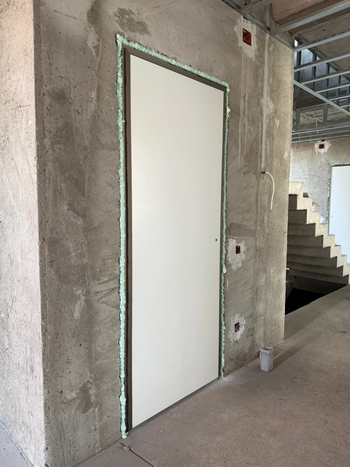 Toc filomuro fixat în perete, cu bandă de armare pe racordul dintre perete și toc